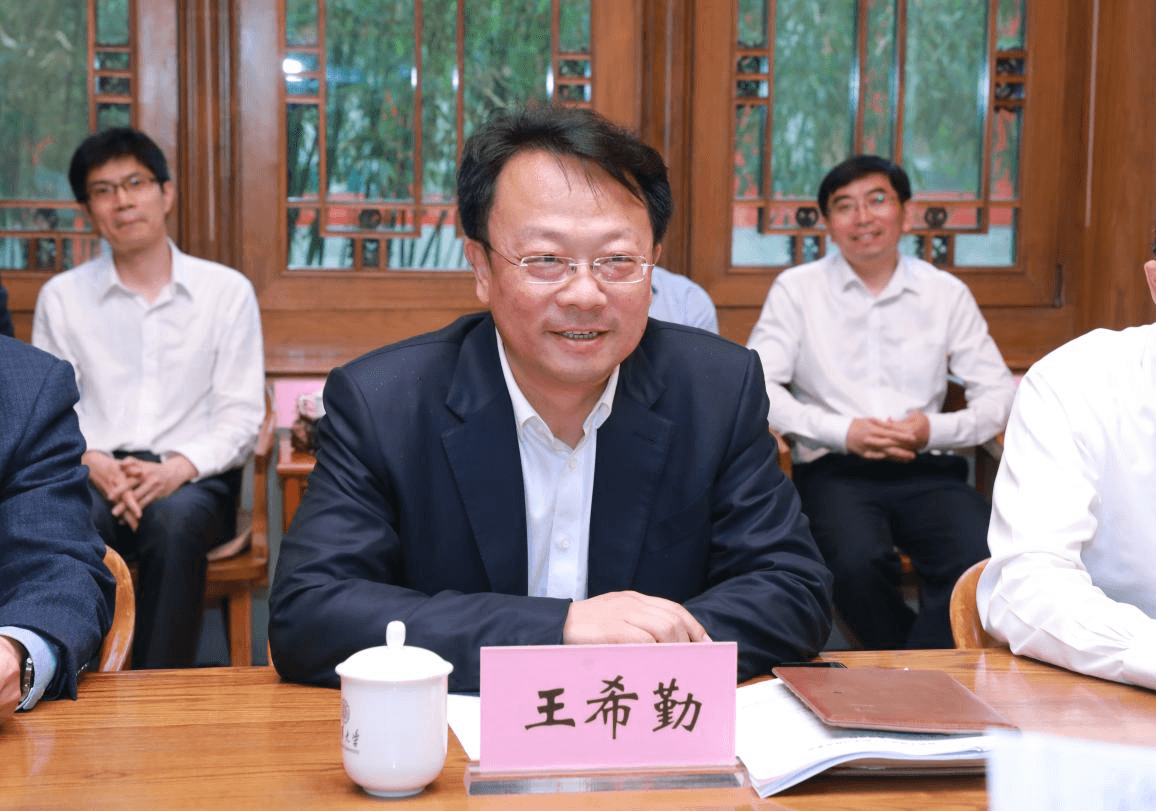 Wang Xiqin giving a speech